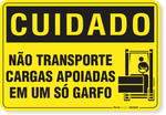 2407-placa-cuidado-nao-transporte-cargas-apoiadas-em-um-so-garfo-pvc-semi-rigido-26x18cm-furos-6mm-parafusos-nao-incluidos-1