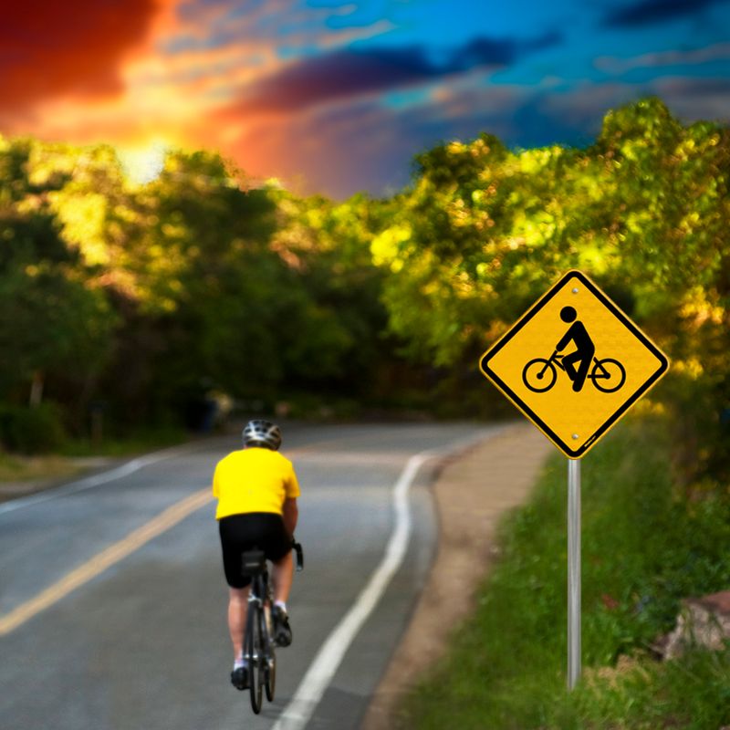 Placas nos EUA orientam ciclistas a ocuparem toda a faixa de rolamento